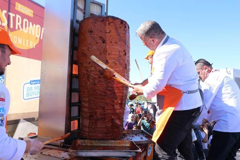 Kayseride vatandaşlara 1 ton sucuk döner dağıtıldı