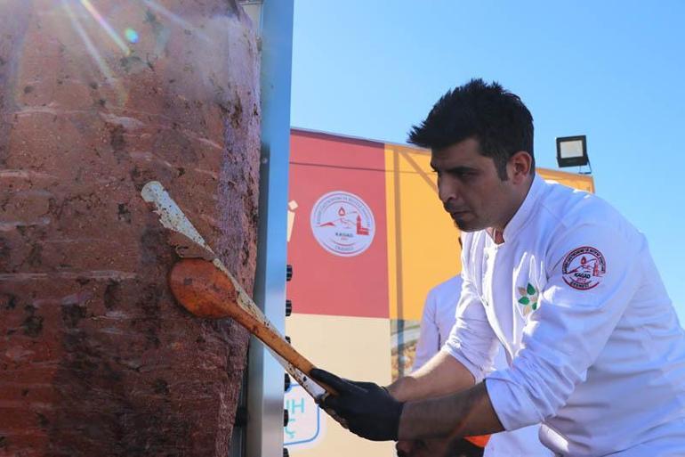 Kayseride vatandaşlara 1 ton sucuk döner dağıtıldı