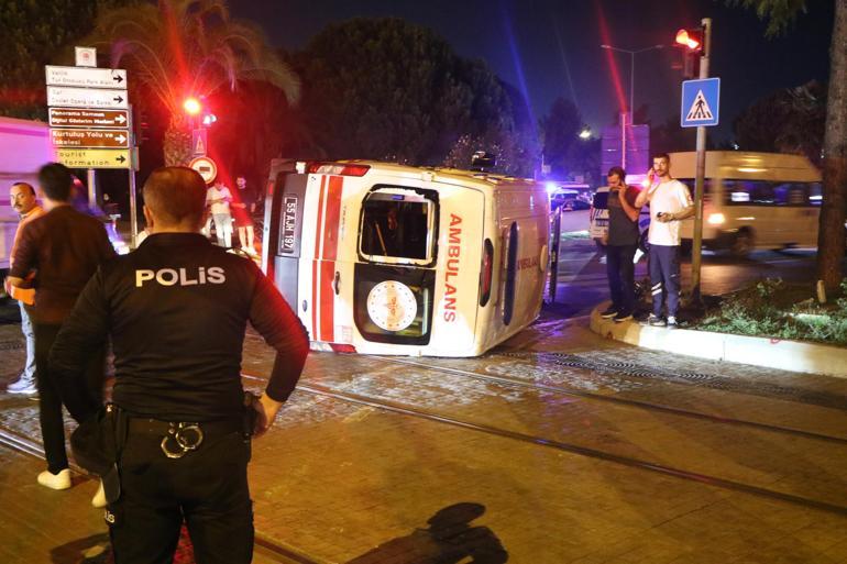 Samsun’da tramvay ile ambulans çarpıştı; 3’ü sağlık çalışanı 4 yaralı