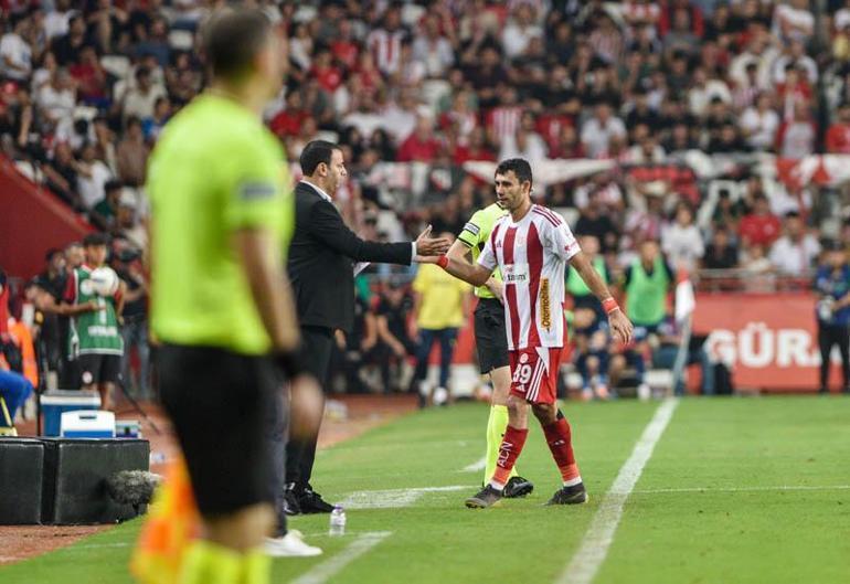 20 yıl önce diz kapağından vurulunca futbola ara vermişti; 400üncü Süper Lig maçına çıktı