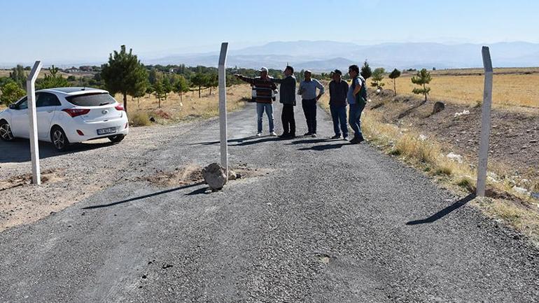 Arsa benim dedi, köy yolunu kapattı