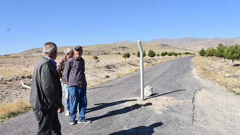 Arsa benim dedi, köy yolunu kapattı