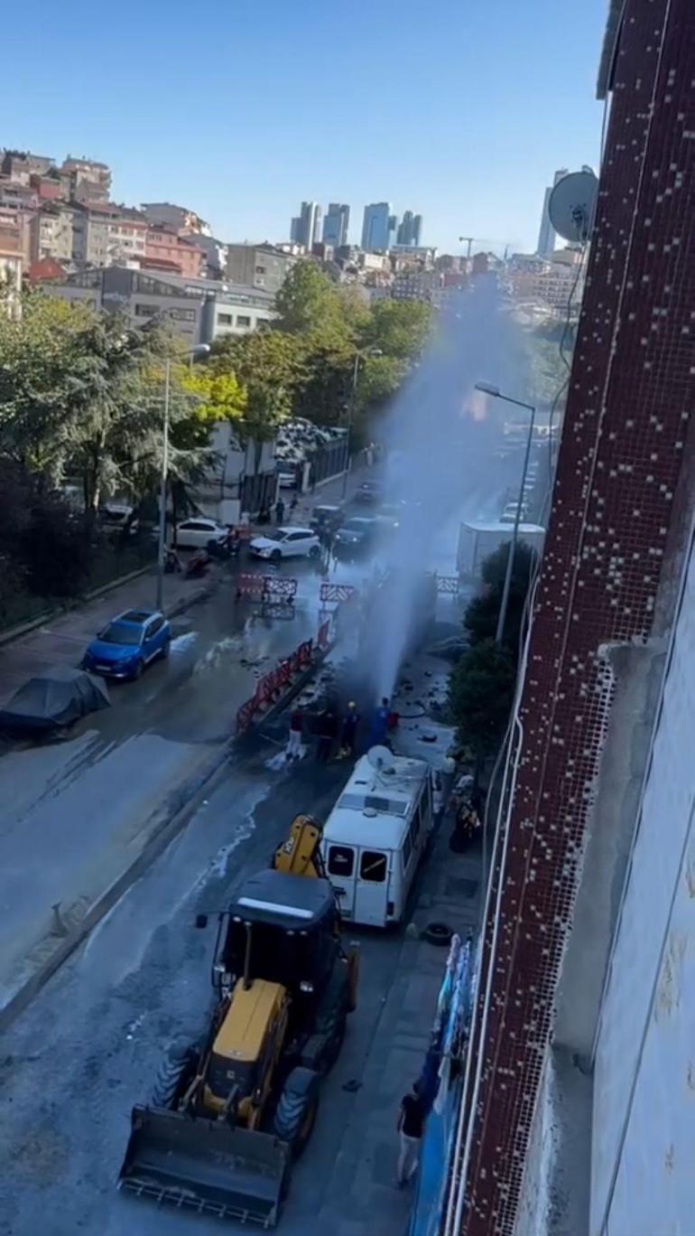 Kağıthane’de kepçe isale borusunu patlattı: Tazyikli su metrelerce yukarıya fışkırdı