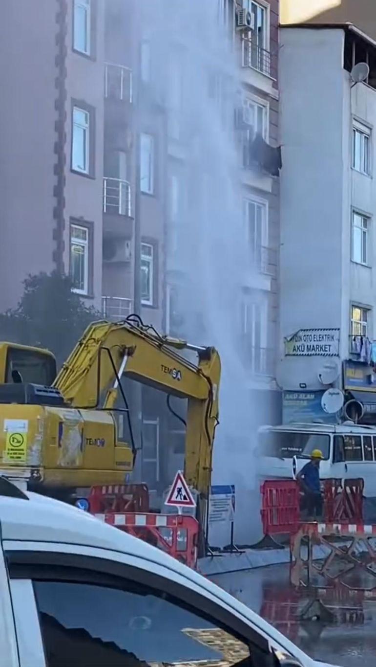 Kağıthane’de kepçe isale borusunu patlattı: Tazyikli su metrelerce yukarıya fışkırdı