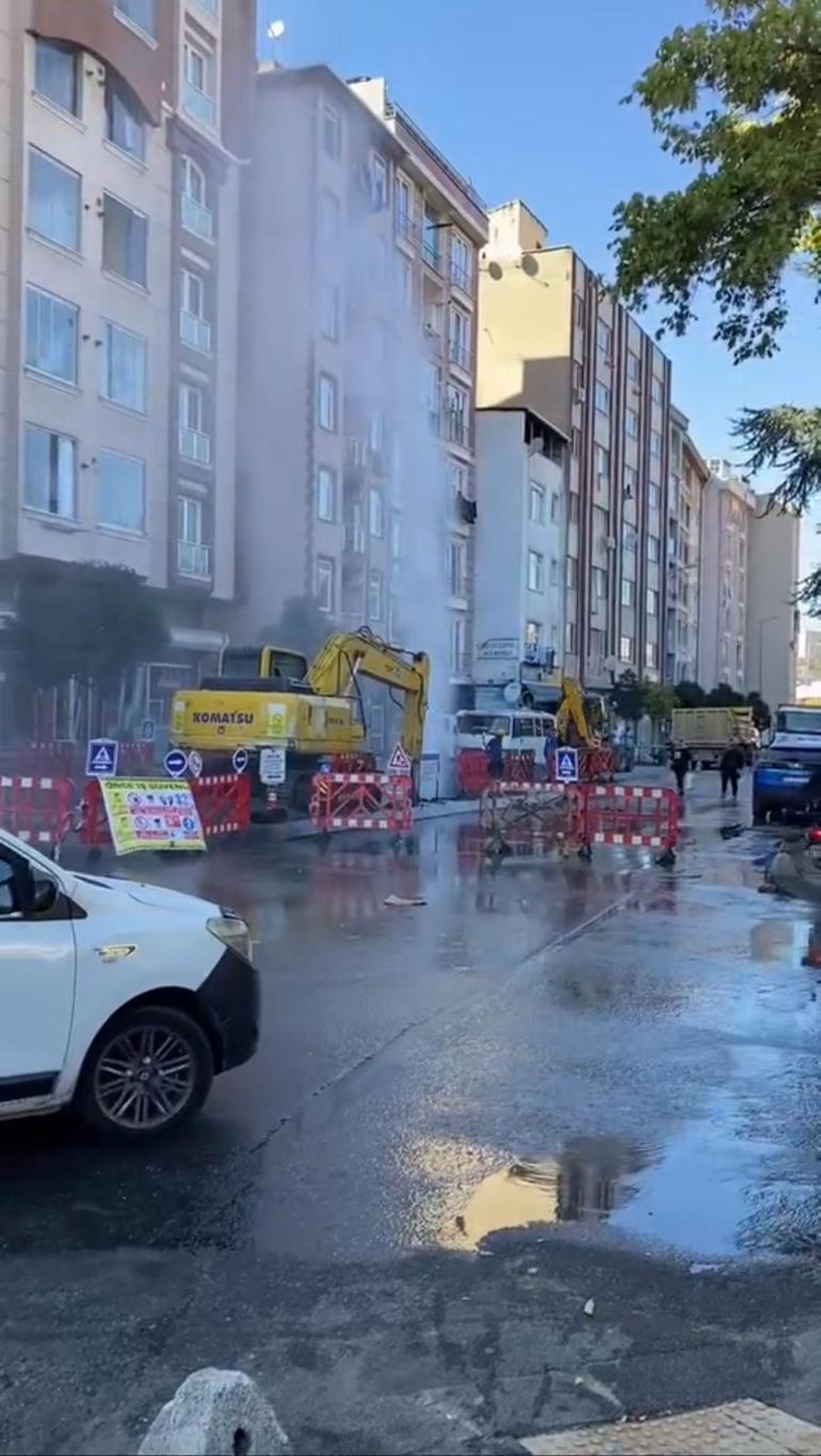 Kağıthane’de kepçe isale borusunu patlattı: Tazyikli su metrelerce yukarıya fışkırdı