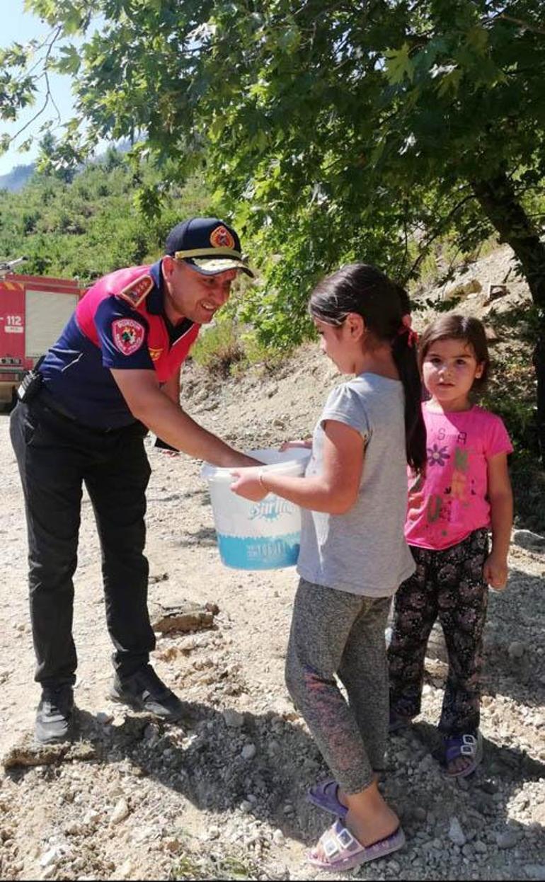 Çocukluk hayalini gerçekleştirdi, çocuklarını da gönüllü itfaiyeci yaptı