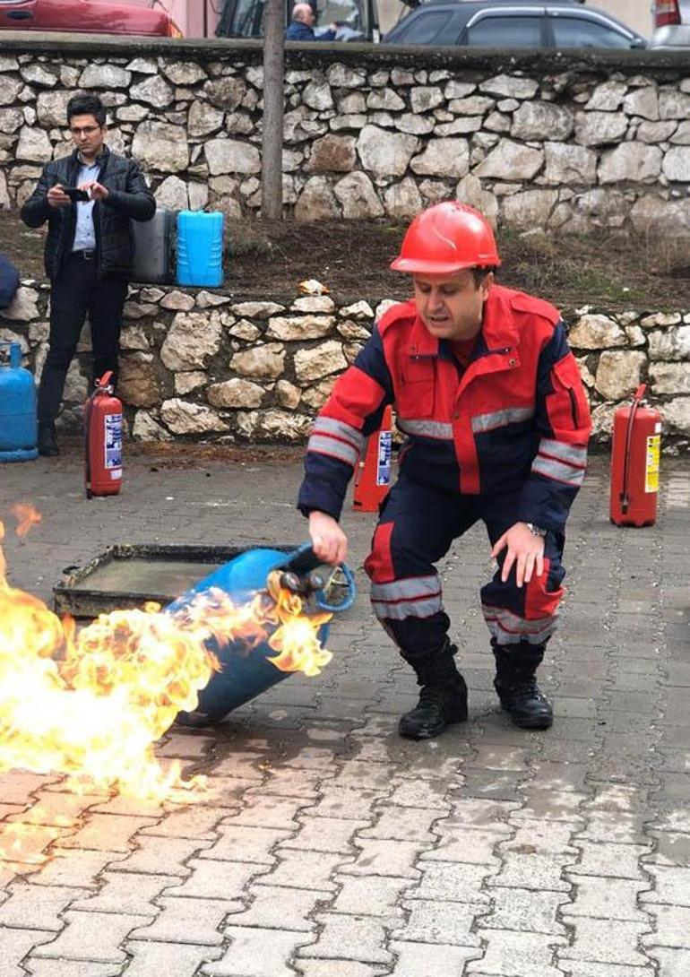 Çocukluk hayalini gerçekleştirdi, çocuklarını da gönüllü itfaiyeci yaptı