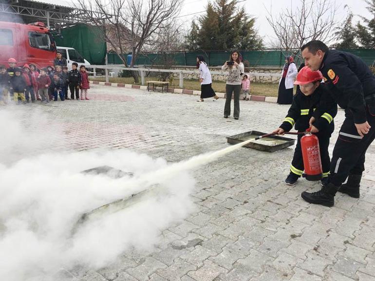 Çocukluk hayalini gerçekleştirdi, çocuklarını da gönüllü itfaiyeci yaptı