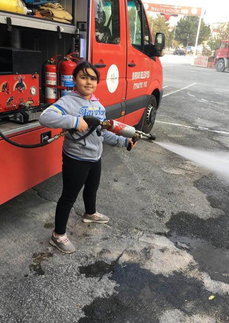 Çocukluk hayalini gerçekleştirdi, çocuklarını da gönüllü itfaiyeci yaptı