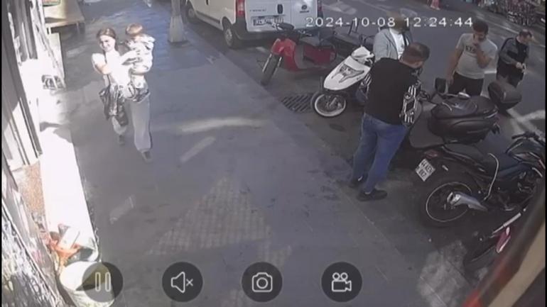 Fatihte kucağında bebekle motosiklet kaskı çaldı