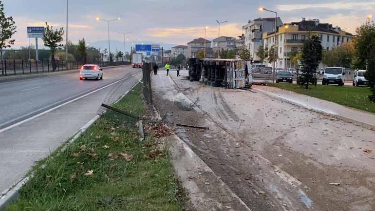 Kaldırımı ve koruma tellerini aşan TIR, tali yola düştü; şoför yaralandı