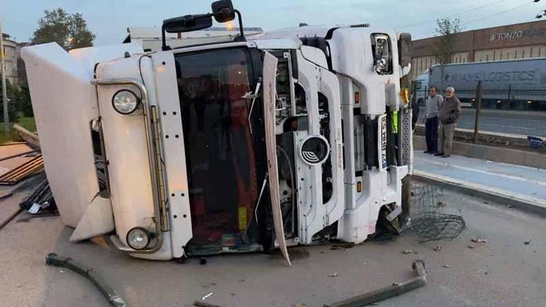 Kaldırımı ve koruma tellerini aşan TIR, tali yola düştü; şoför yaralandı