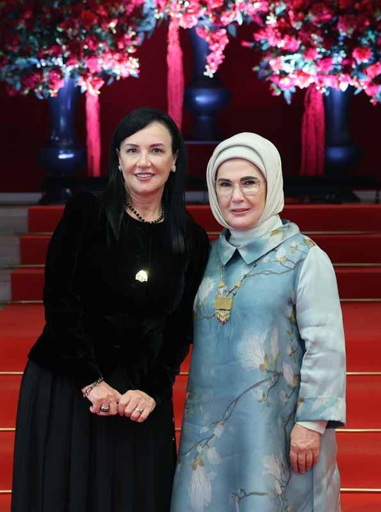 Emine Erdoğan, Tiranda Ulusal Opera ve Bale Tiyatrosu ile Tugaylar Sarayını ziyaret etti