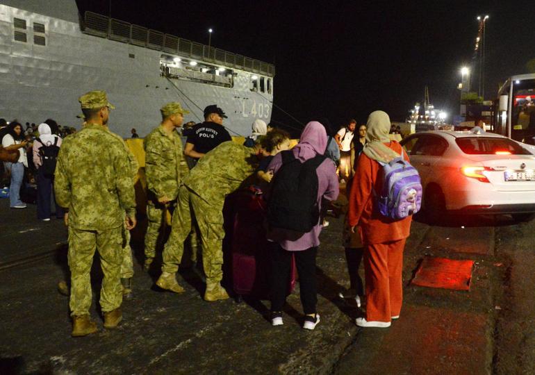 Türk vatandaşlarını taşıyan TCG Bayraktar, Mersin Limanına ulaştı