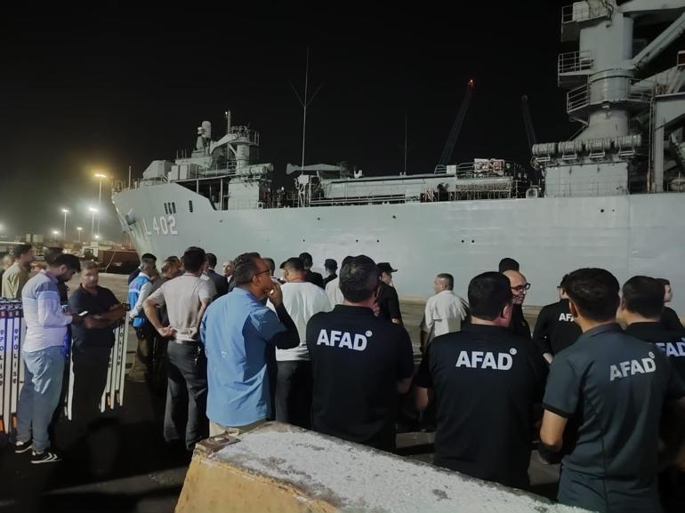 Türk vatandaşlarını taşıyan TCG Bayraktar, Mersin Limanına ulaştı