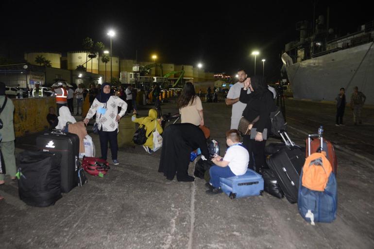 Türk vatandaşlarını taşıyan TCG Bayraktar, Mersin Limanına ulaştı