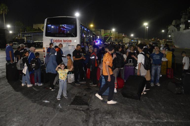 Türk vatandaşlarını taşıyan TCG Bayraktar, Mersin Limanına ulaştı