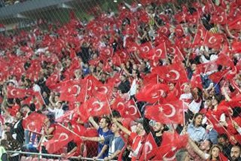 Ay-yıldızlılar, Karadağ engelini tek golle geçti