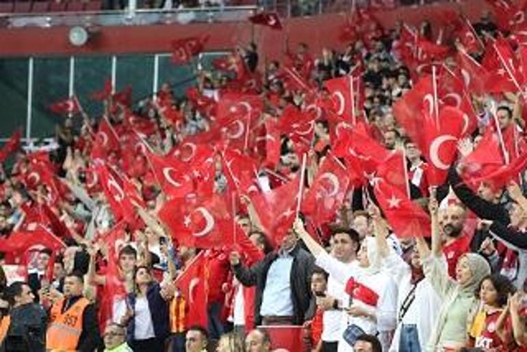 Ay-yıldızlılar, Karadağ engelini tek golle geçti