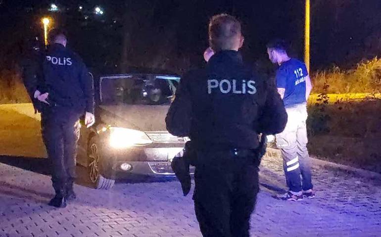 Yolun ortasında, çalışır vaziyetteki otomobilinde sızdı