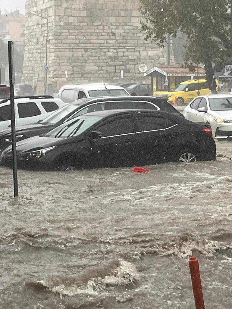 Çanakkalede sağanak; yollar göle döndü