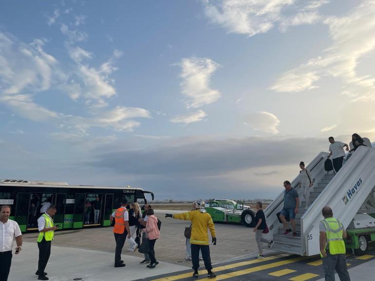 Antalya Havalimanına inen uçağın lastikleri patladı; 174 yolcu ve mürettebat tahliye edildi