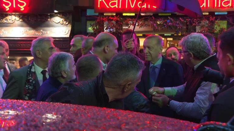 Cumhurbaşkanı Erdoğan, Üsküdarda esnaf ziyaretinde bulundu