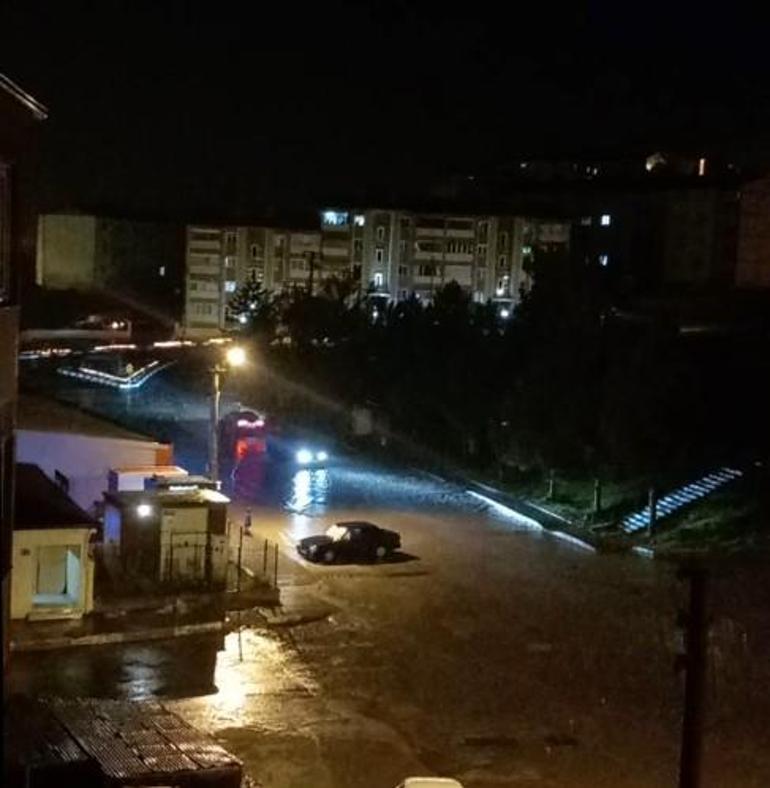 Karabükte sağanak; cadde ve sokaklar suyla doldu