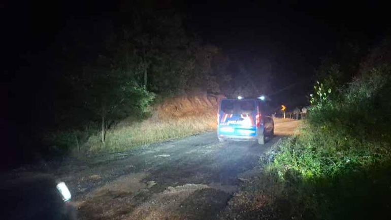 Dedesini, dedesinin birlikte yaşadığı kadını ve evdeki 1 kişiyi bıçak ve baltayla öldürdü