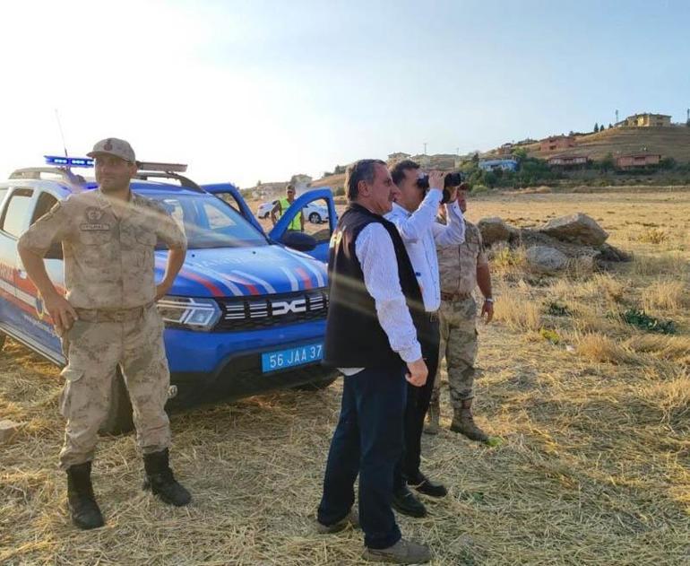 Heyelan nedeniyle oluşan dalgalar, aracı baraj gölüne sürükledi