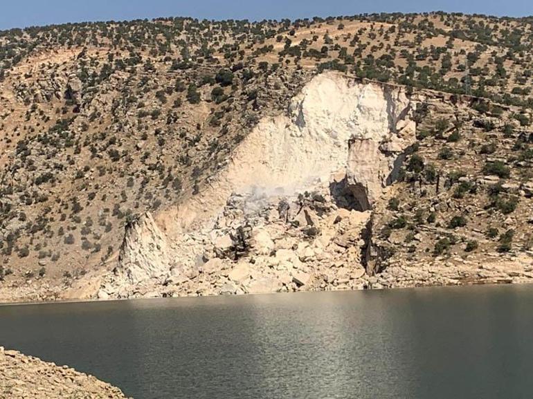 Heyelan nedeniyle oluşan dalgalar, aracı baraj gölüne sürükledi