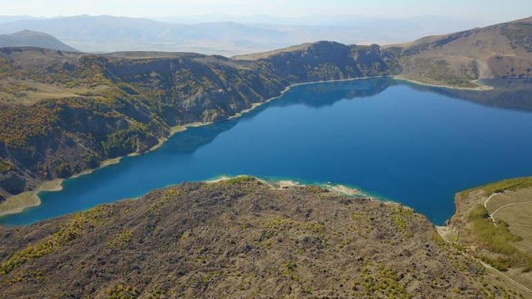 32 yıl önce çektiği fotoğraflarla Nemrut Krater Gölü’nü tanıtan sanatçı yaşanan değişimi anlattı