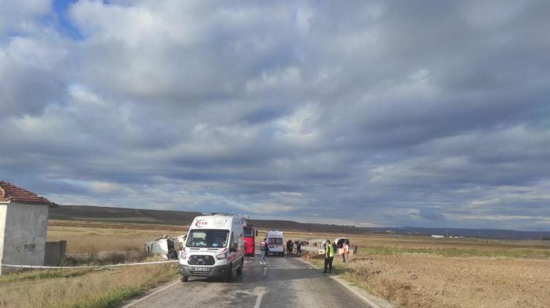 Çorumda tanker ile minibüs çarpıştı; 1 ölü, 22 yaralı