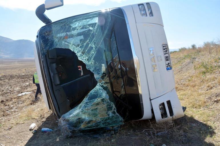 Afyonkarahisarda turist otobüsü devrildi: 22 yaralı