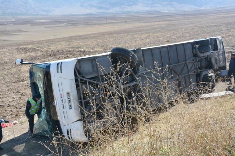 Afyonkarahisarda turist otobüsü devrildi: 22 yaralı