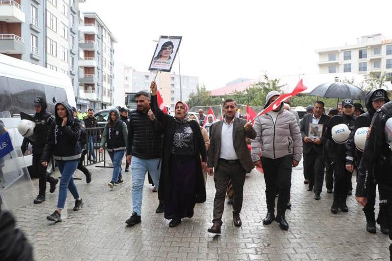 Vanda evlat eylemine katılan anne: Çocuklarımızın kalemini kırıp yerine silah veriyorlar