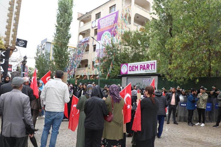 Vanda evlat eylemine katılan anne: Çocuklarımızın kalemini kırıp yerine silah veriyorlar