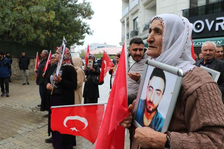 Vanda evlat eylemine katılan anne: Çocuklarımızın kalemini kırıp yerine silah veriyorlar