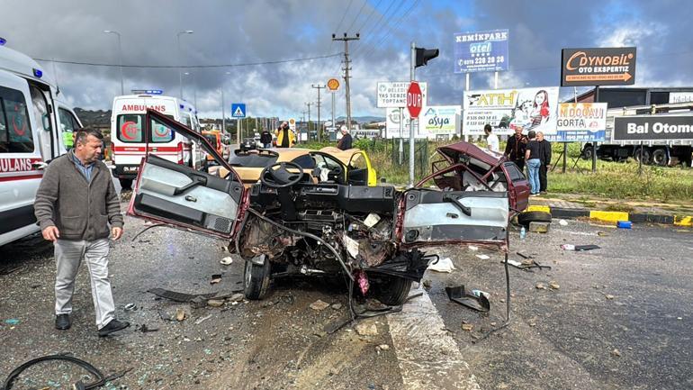 Kavşakta çarpışan otomobillerden biri ikiye bölündü; 1i çocuk, 6 yaralı