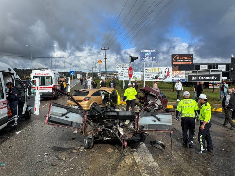 Kavşakta çarpışan otomobillerden biri ikiye bölündü; 1i çocuk, 6 yaralı