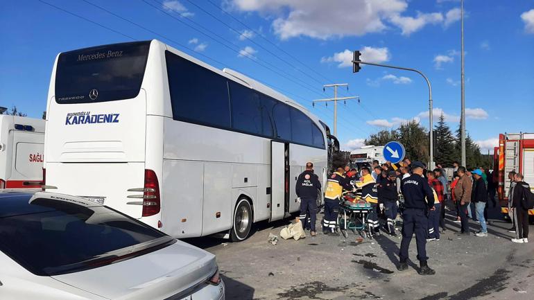 Afyonkarahisarda yolcu otobüsü ile kamyon çarpıştı: 1 ölü, 19 yaralı