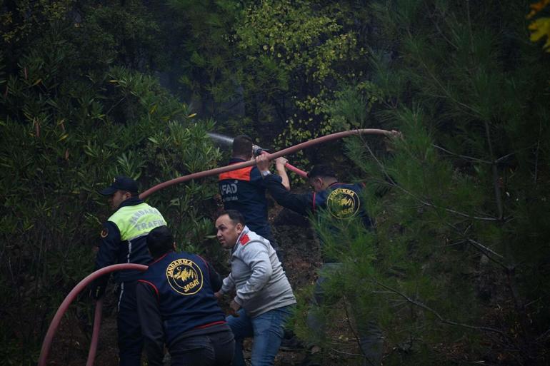 Muğlanın 2 ilçesinde orman yangınlarına müdahale sürüyor