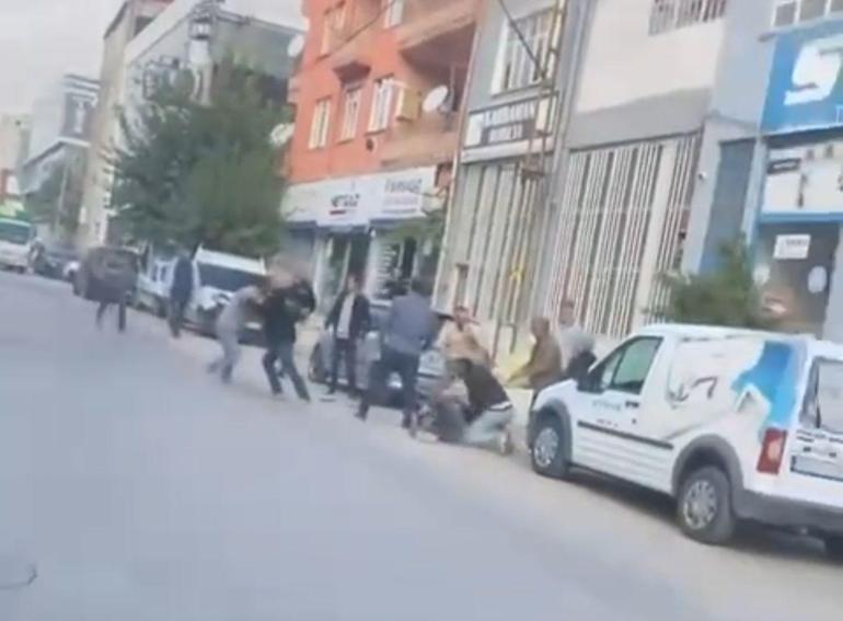 Husumetlilerin tekmeli, yumruklu kavgası kamerada