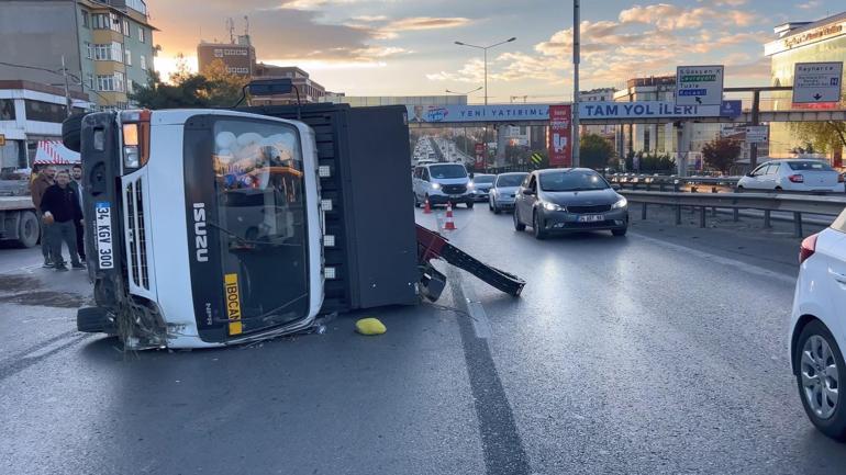 Pendik D-100de kamyonet devrildi; trafik durma noktasına geldi