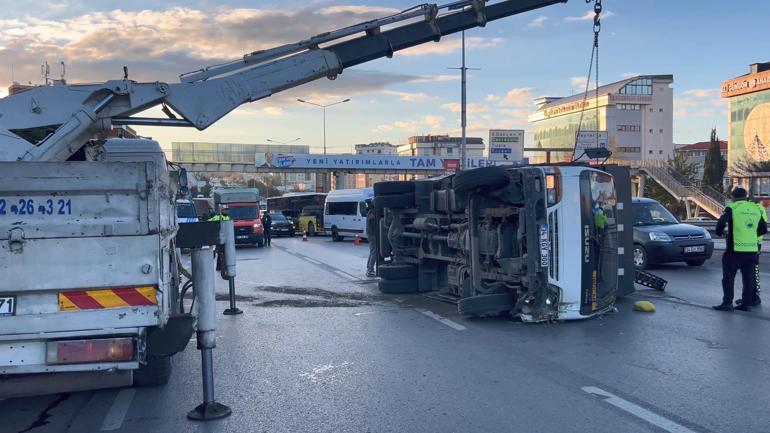 Pendik D-100de kamyonet devrildi; trafik durma noktasına geldi