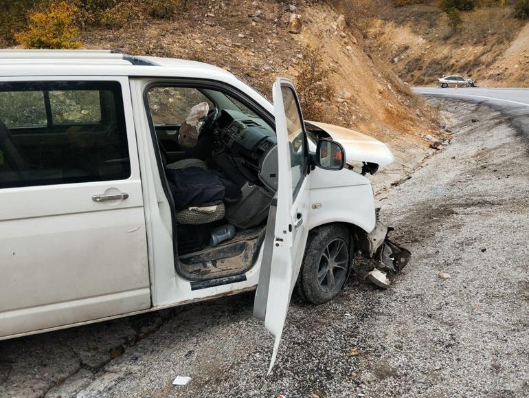 Otomobil ile minibüs kafa kafaya çarpıştı: 10 yaralı