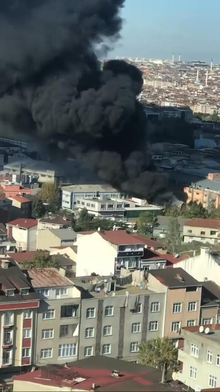 Gaziosmanpaşada halı sahadaki yangın kumaş deposuna sıçradı