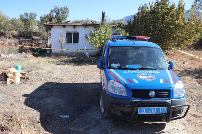 Ağabeyi ve babasını öldürüp, evi ateşe verdi