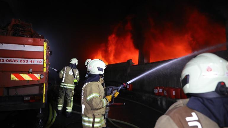 Zeytinburnunda yanan iş yeri 16 saat sonra söndürülebildi