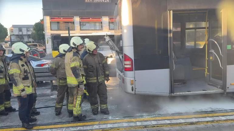 Avcılar’da 12 saat arayla iki metrobüs yangını